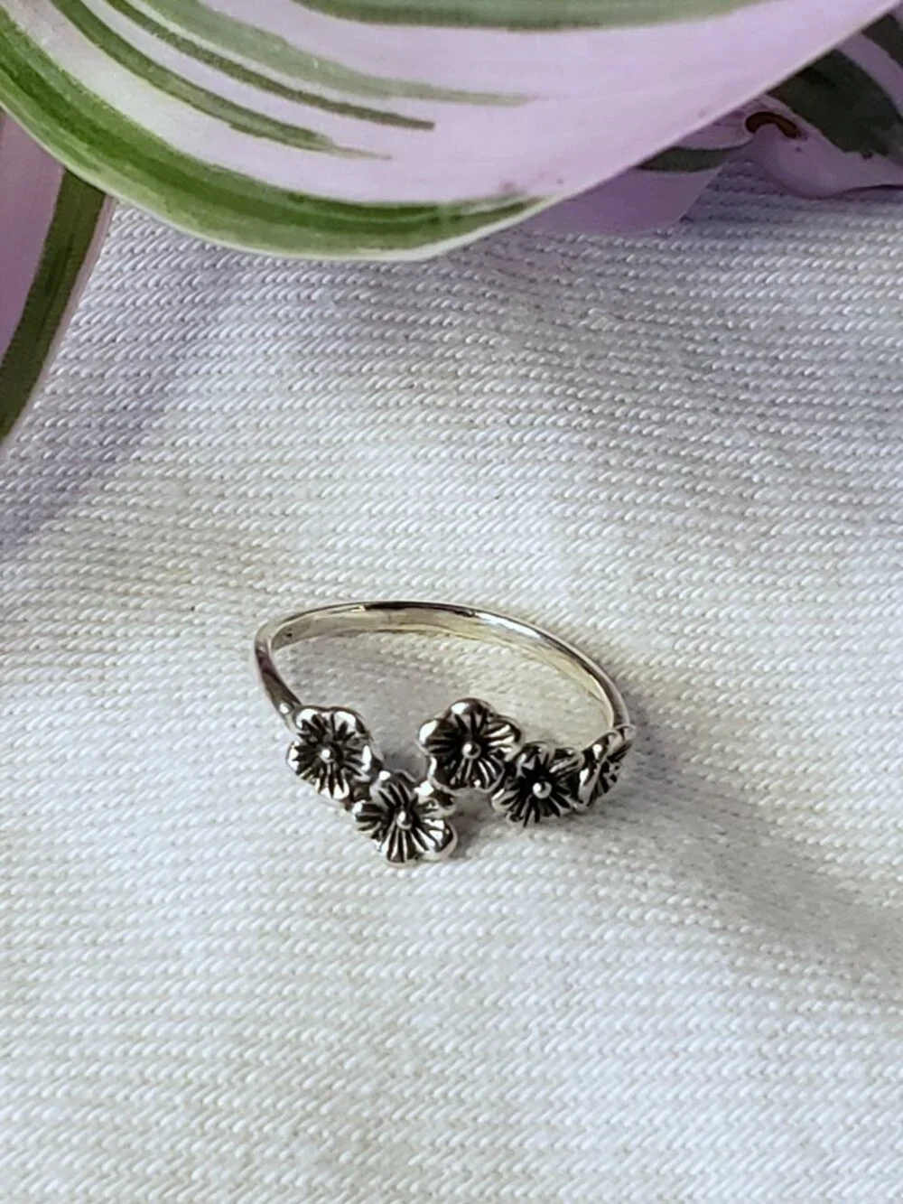 Sterling Silver Ring Row of Daisy Flowers size 7 Fairy Boho Dainty Delicate 925